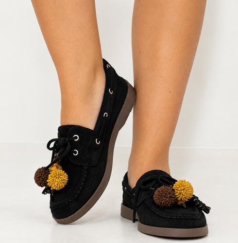 Mocassino scamosciato con pompon