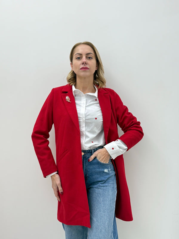Cappotto rosso con spilla