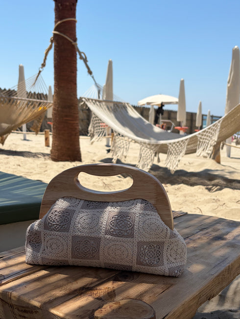 Clutch in Pizzo Crochet con Manico in Legno