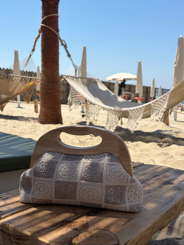 Clutch in Pizzo Crochet con Manico in Legno