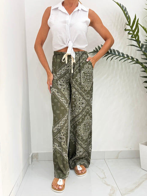 Coordinato Blusa Smanicata e Pantalone Fantasia Bandana