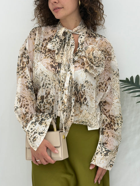 Blusa astratta con spilla fiore
