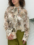 Blusa astratta con spilla fiore