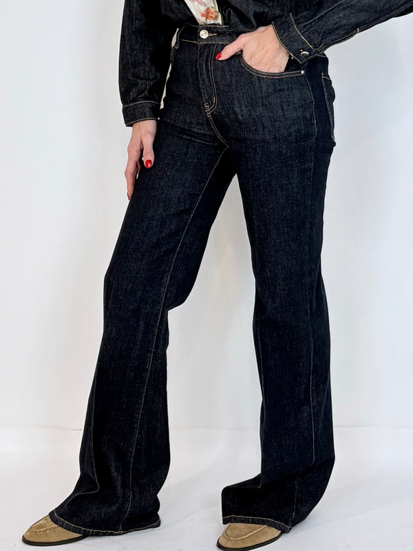 Jeans denim scuro a zampa