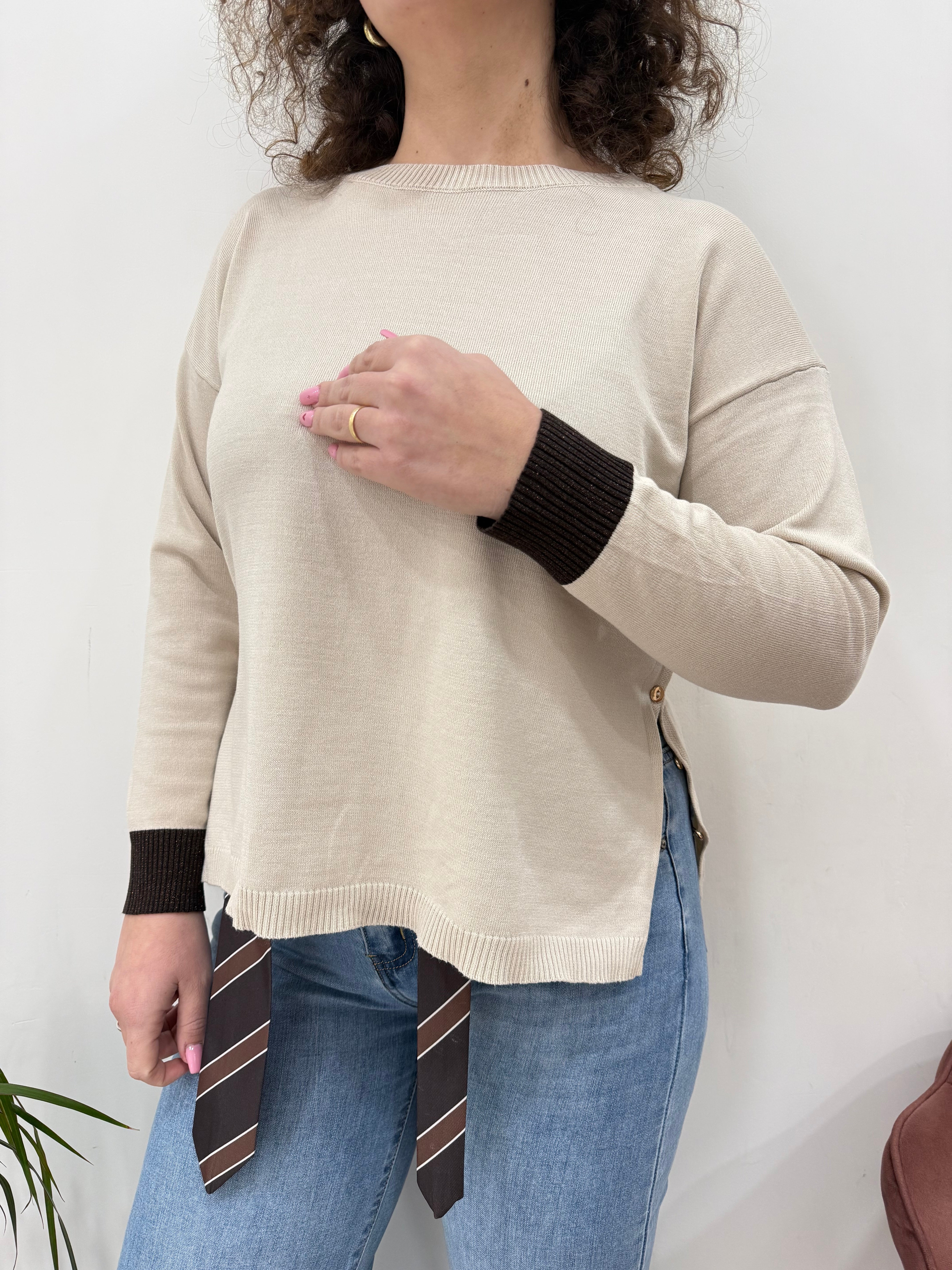 Maglia Girocollo Fine con Dettagli Button-Up