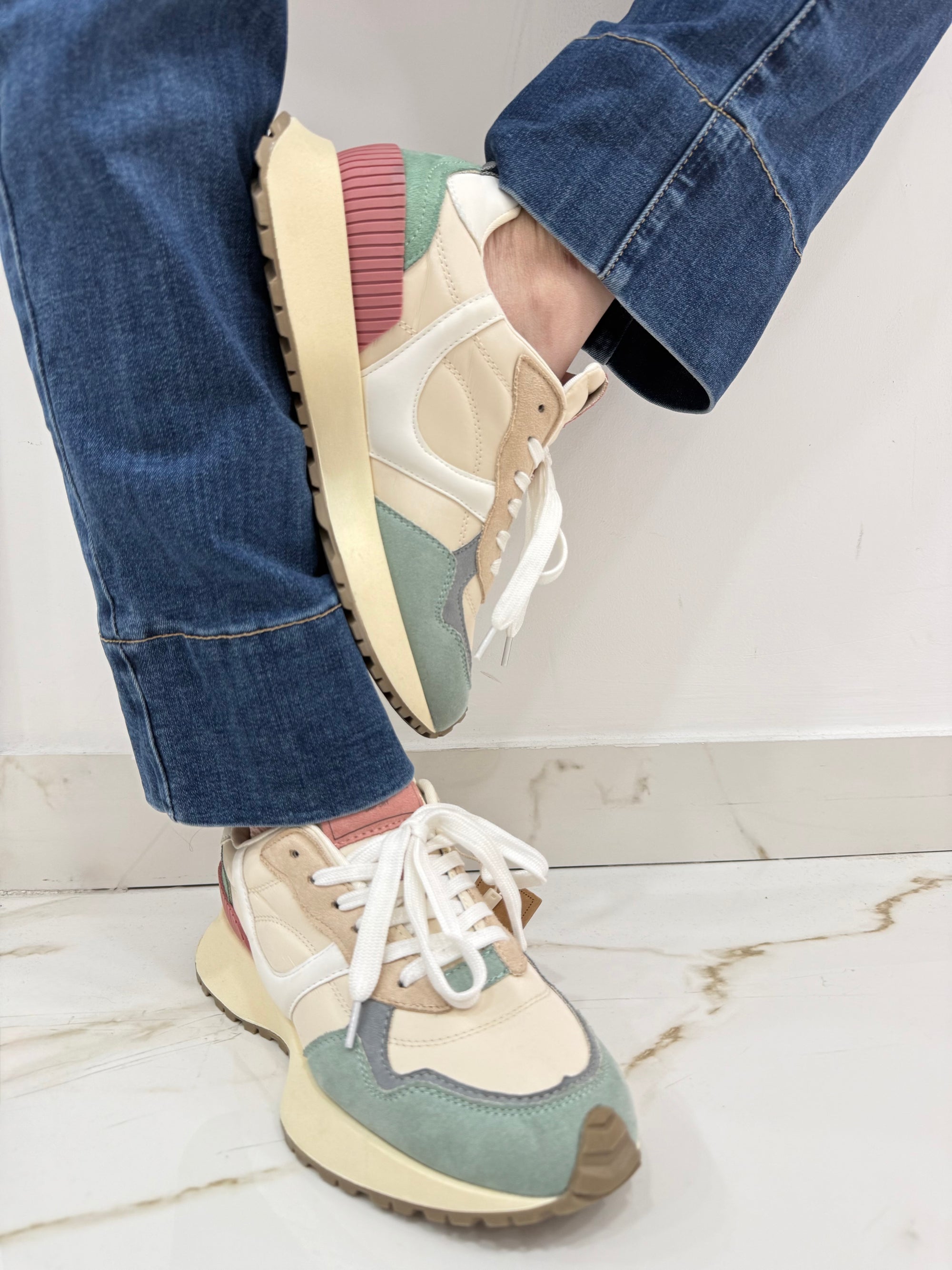 SNEAKERS