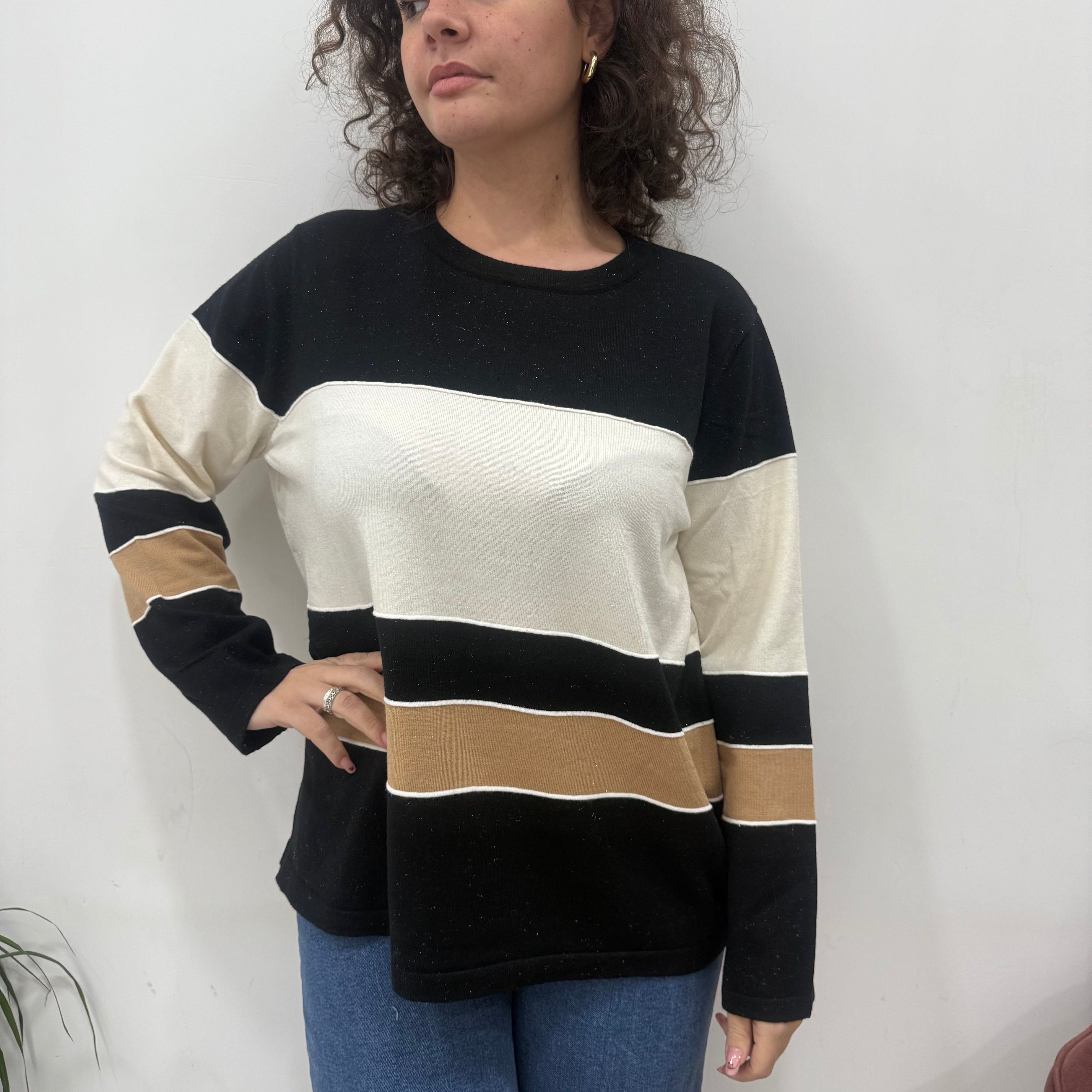 Maglione girocollo con righe laminate