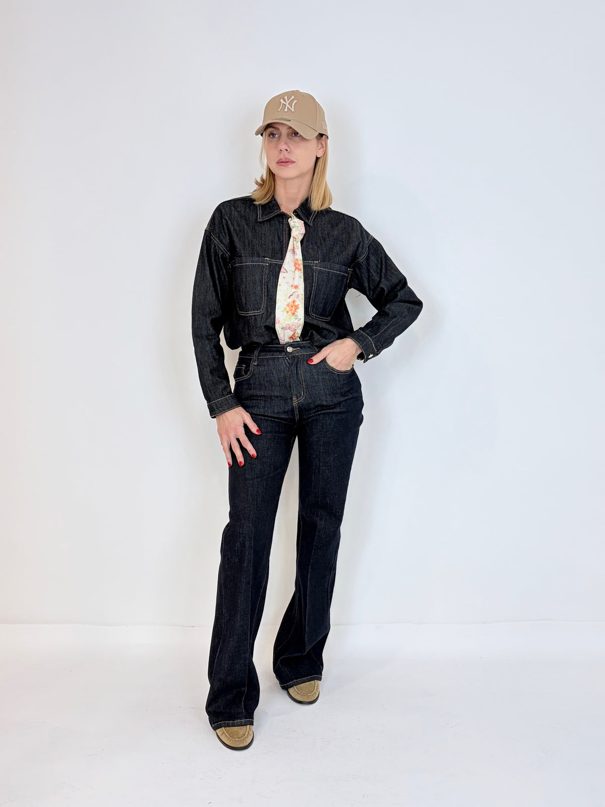 Jeans denim scuro a zampa